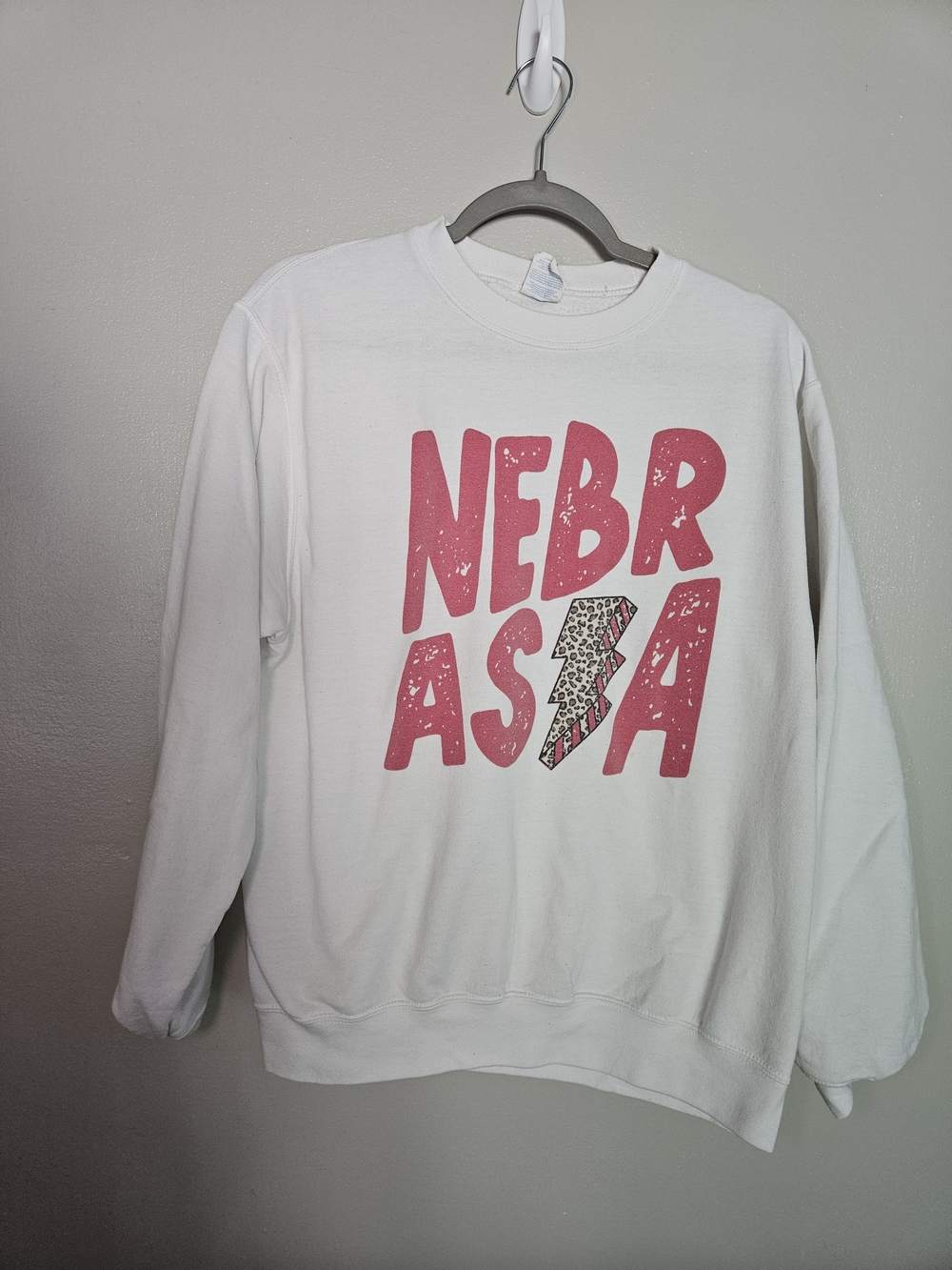 White Sweatshirt w/ Red "NEBRASKA" and Leopard Bolt Sz M College Football
